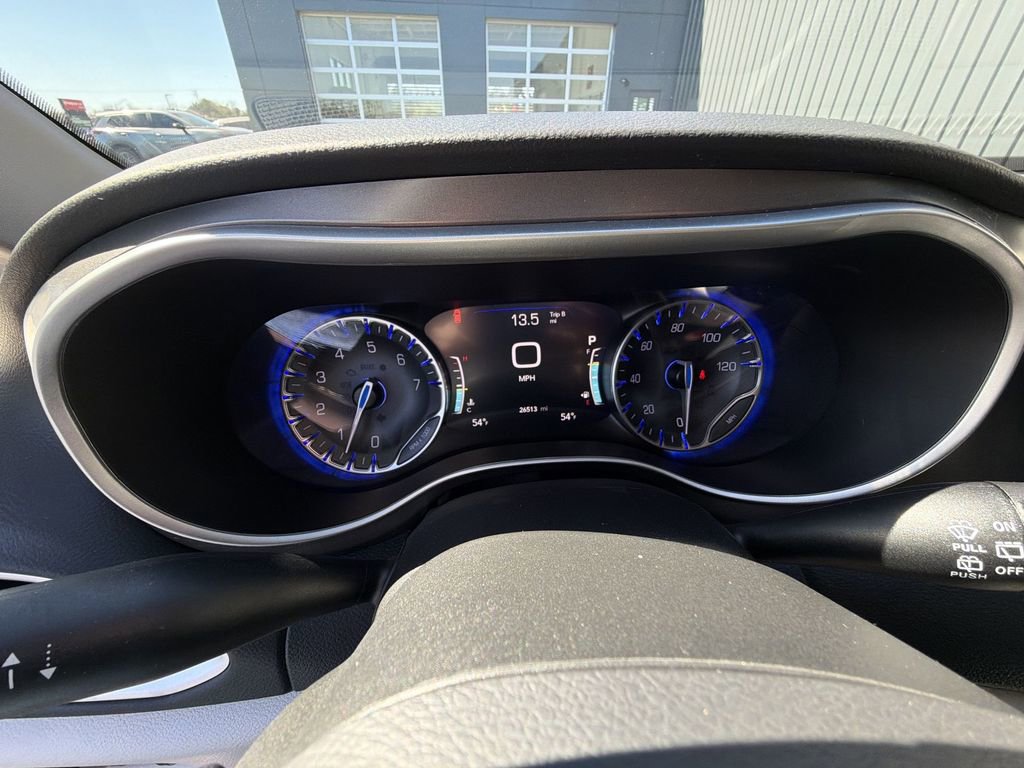 Used 2024 Chrysler Pacifica Touring-L FWD image 15