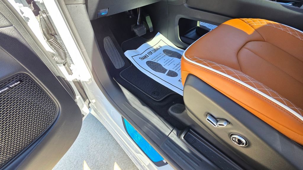 New 2026 Chrysler Pacifica Pinnacle image 23