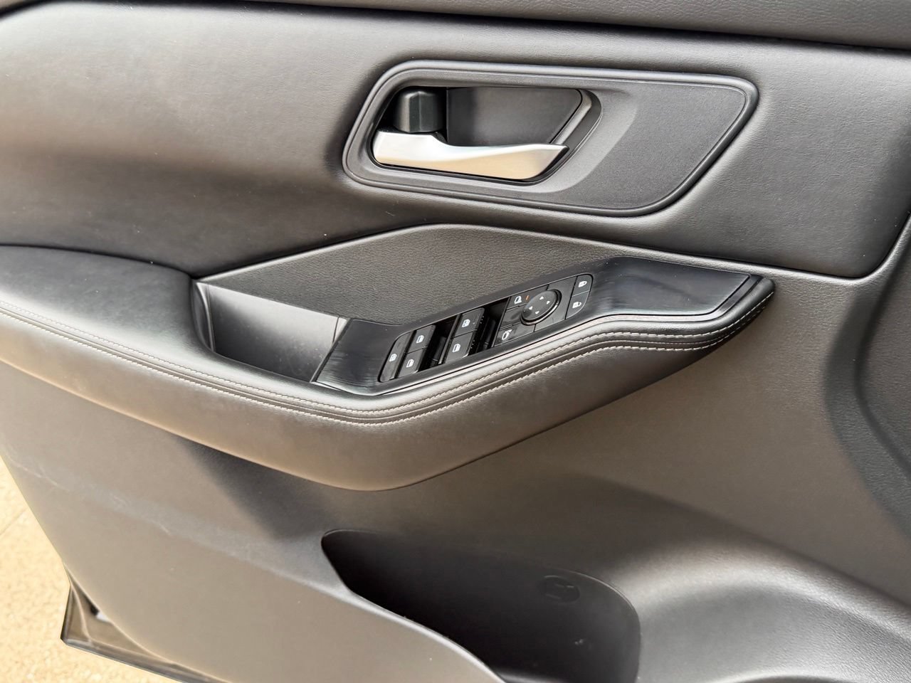 Certified 2025 Nissan Rogue SV FWD image 24