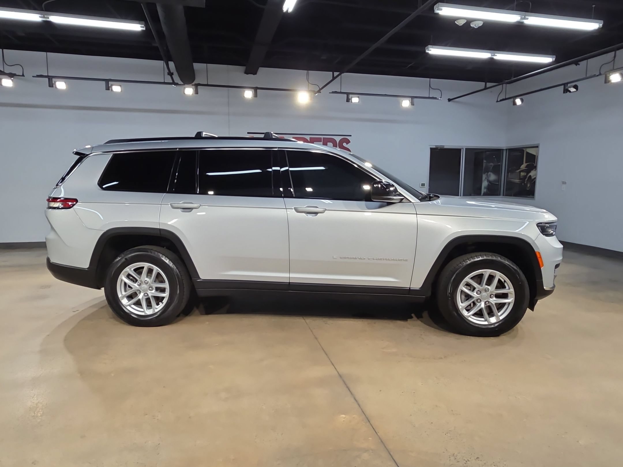 Used 2025 Jeep Grand Cherokee L Laredo w/ Luxury Tech Group I AWD/4WD image 8