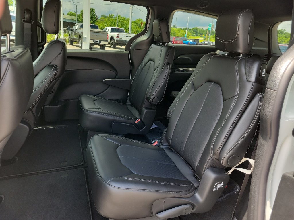 New 2027 Chrysler Pacifica LX FWD image 10