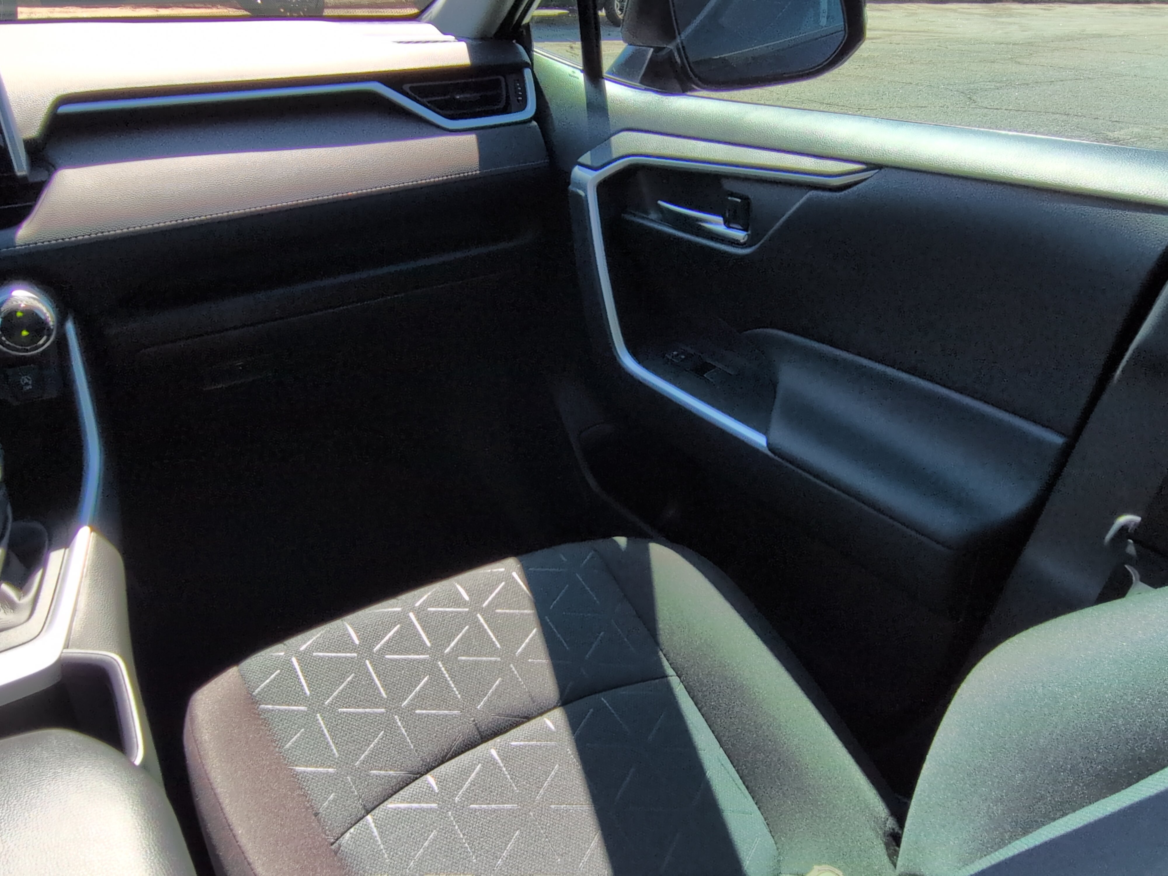 Used 2025 Toyota RAV4 XLE w/ Convenience Package FWD image 15