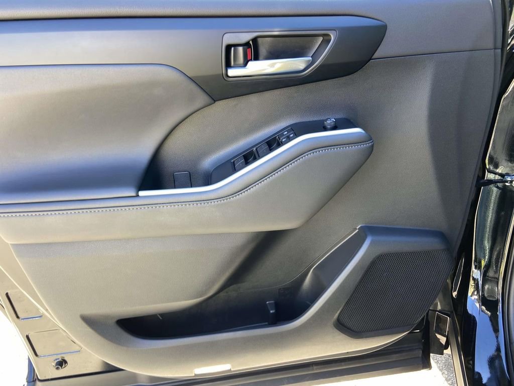 Used 2025 Toyota Highlander XLE image 12