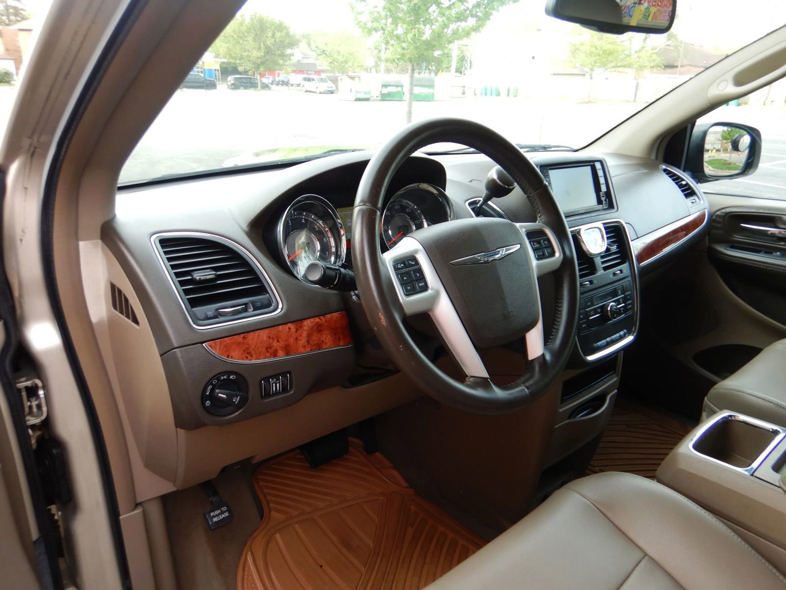 Used 2014 Chrysler Town & Country Touring FWD image 12