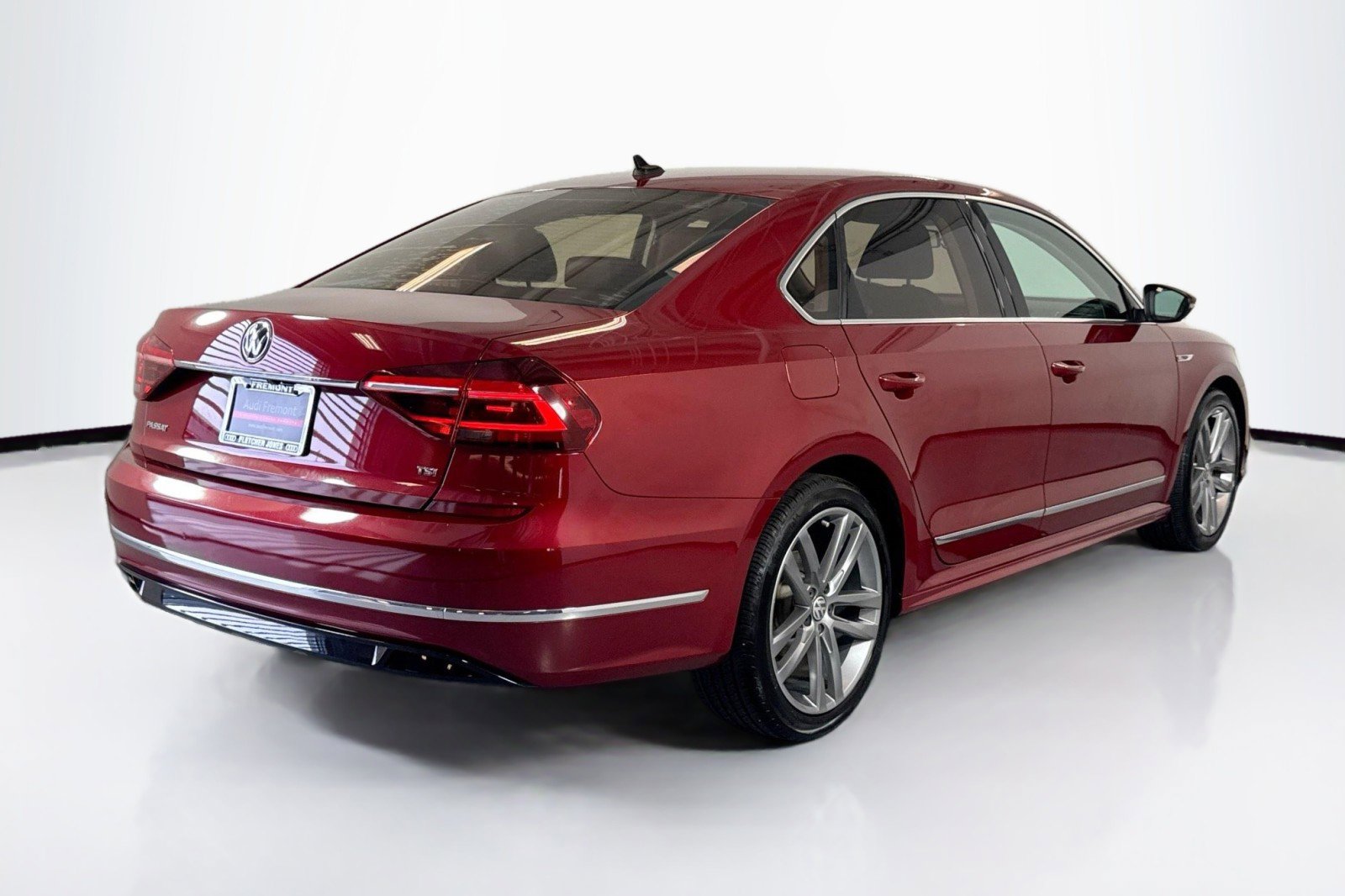 Used 2017 Volkswagen Passat 1.8T R-Line w/ R-Line Lighting Package FWD image 5