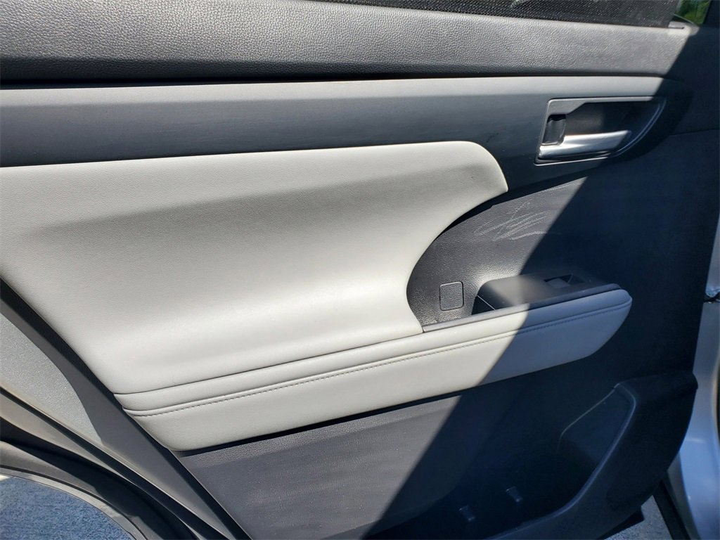 Used 2023 Toyota Highlander XLE image 15