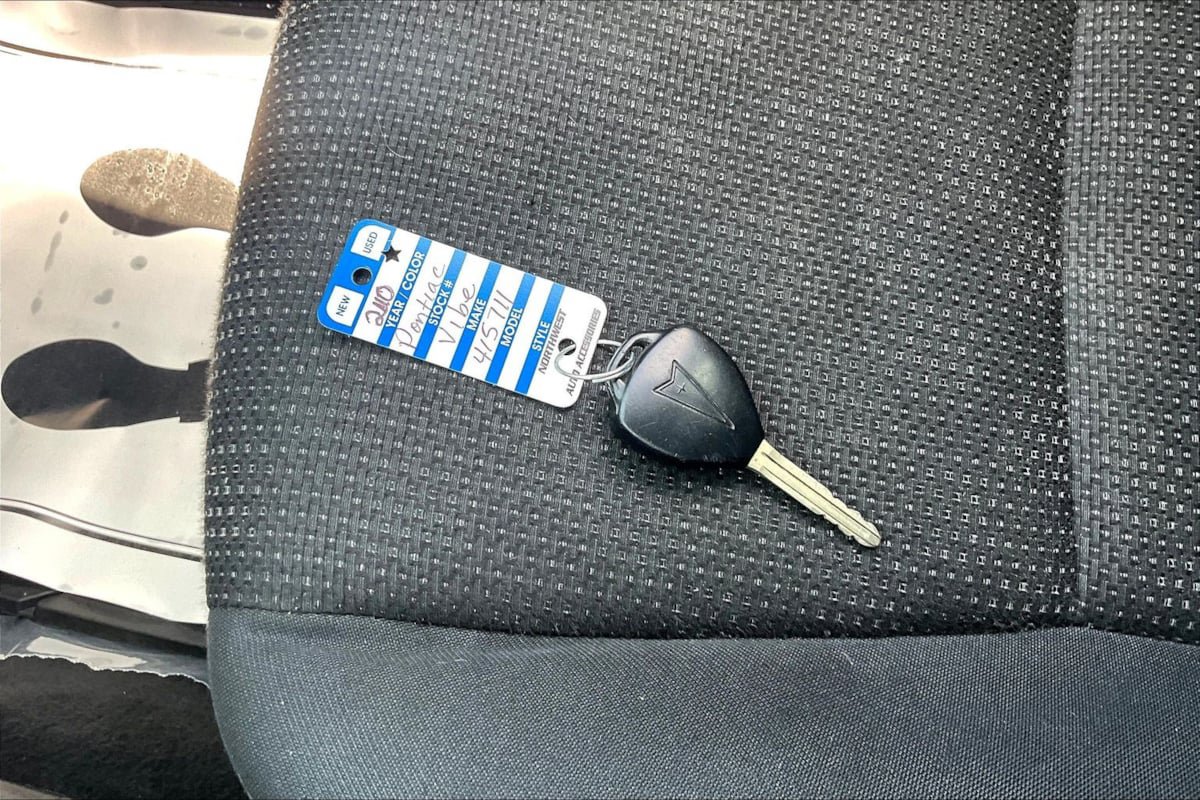 Used 2010 Pontiac Vibe w/ Preferred Package FWD image 32