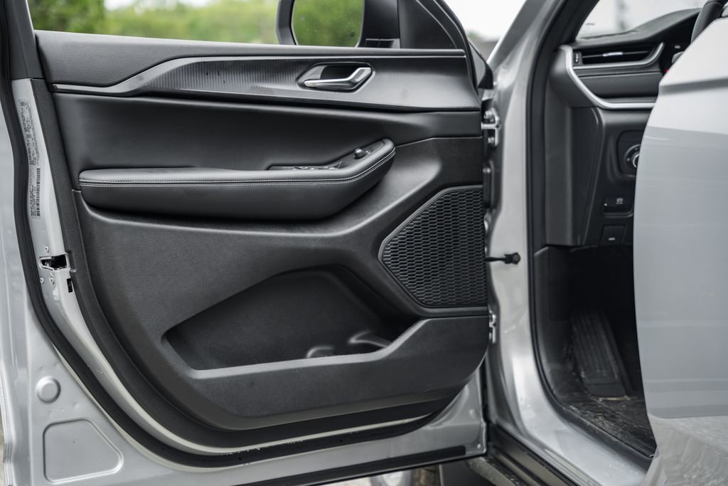 New 2025 Jeep Grand Cherokee Laredo X w/ Luxury Tech Group I image 35