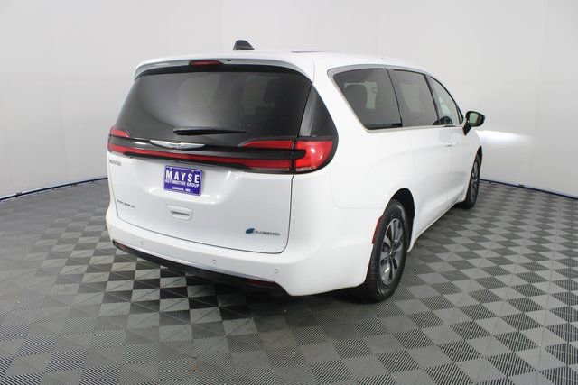 Used 2024 Chrysler Pacifica Select image 26