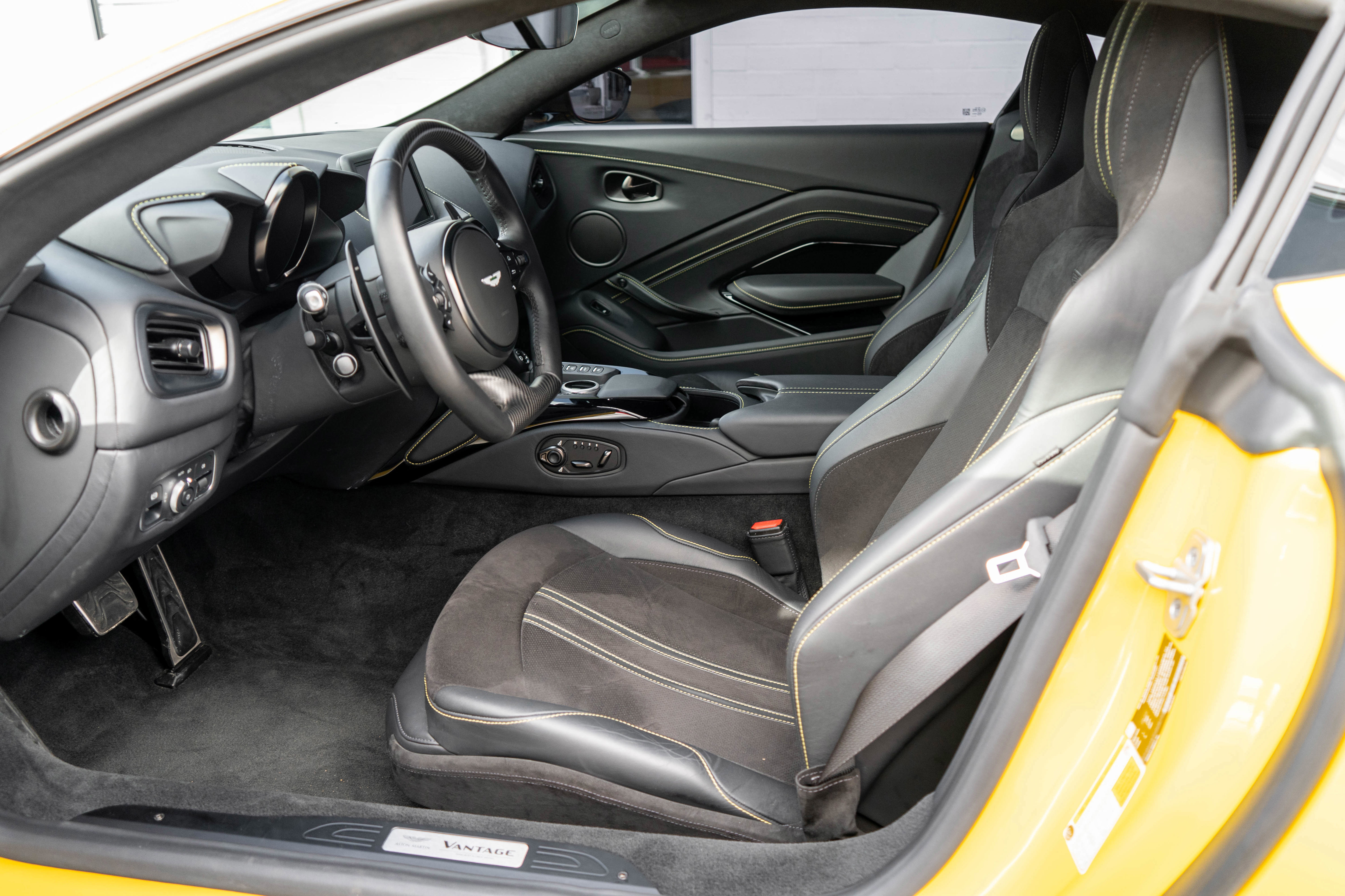 Used 2023 Aston Martin V8 Vantage Coupe image 11