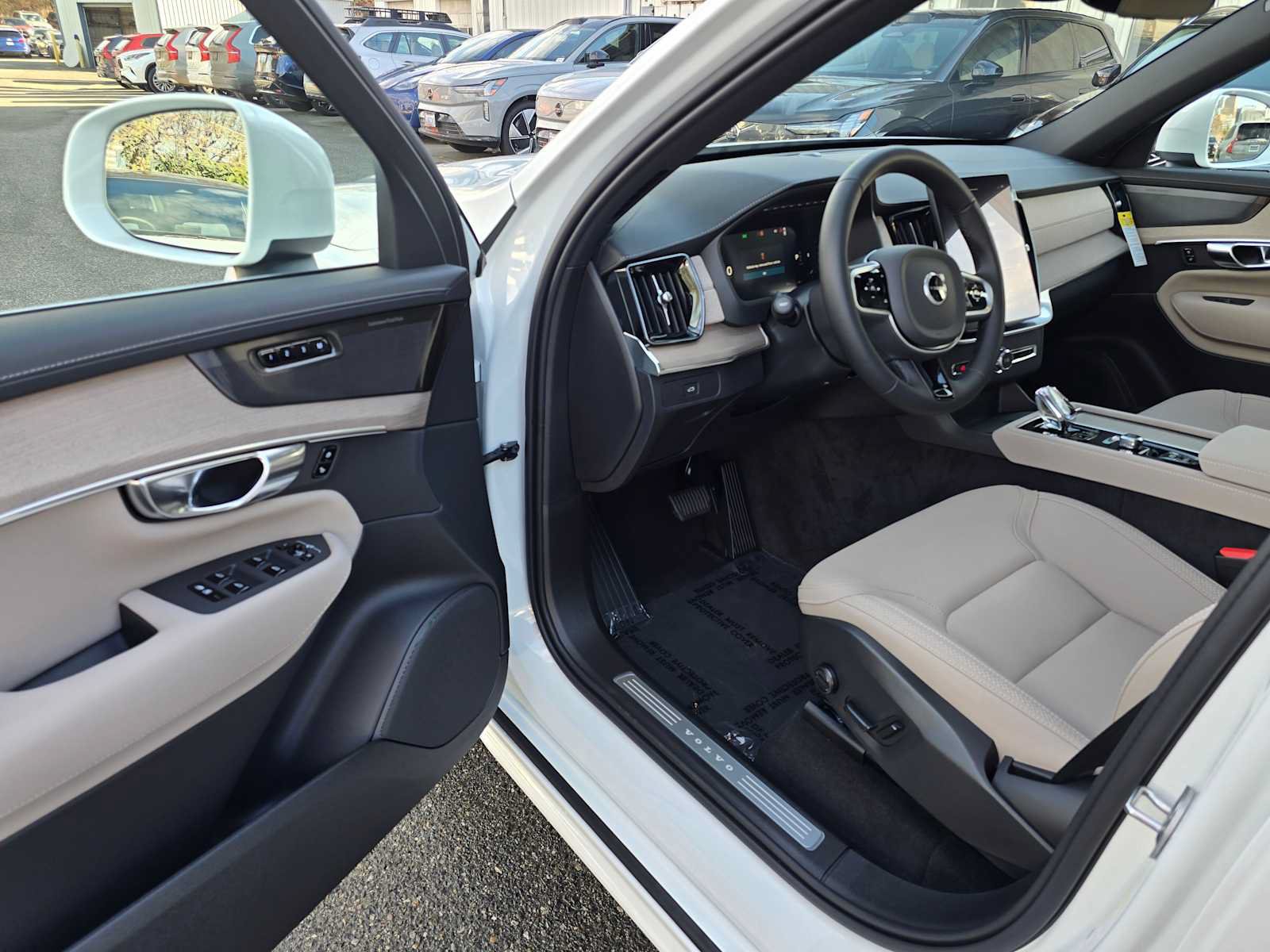 New 2026 Volvo XC90 B6 Plus w/ Protection Package Premier AWD/4WD image 21