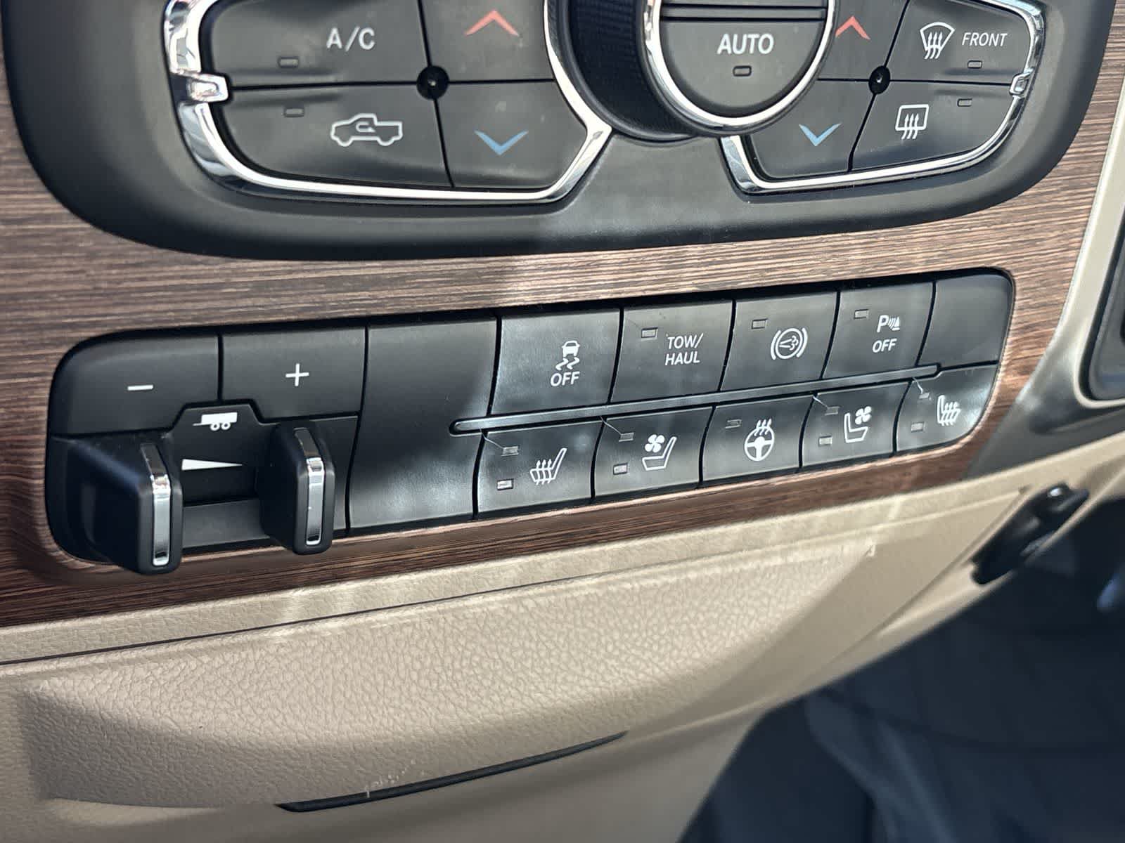 Used 2014 RAM 3500 Laramie w/ Convenience Group AWD/4WD image 27