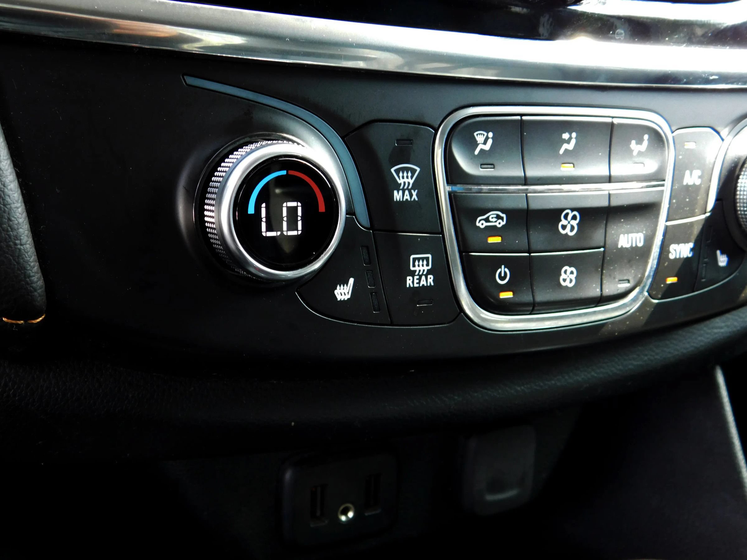 Used 2020 Chevrolet Traverse LT w/ Driver Confidence II Package AWD/4WD image 22