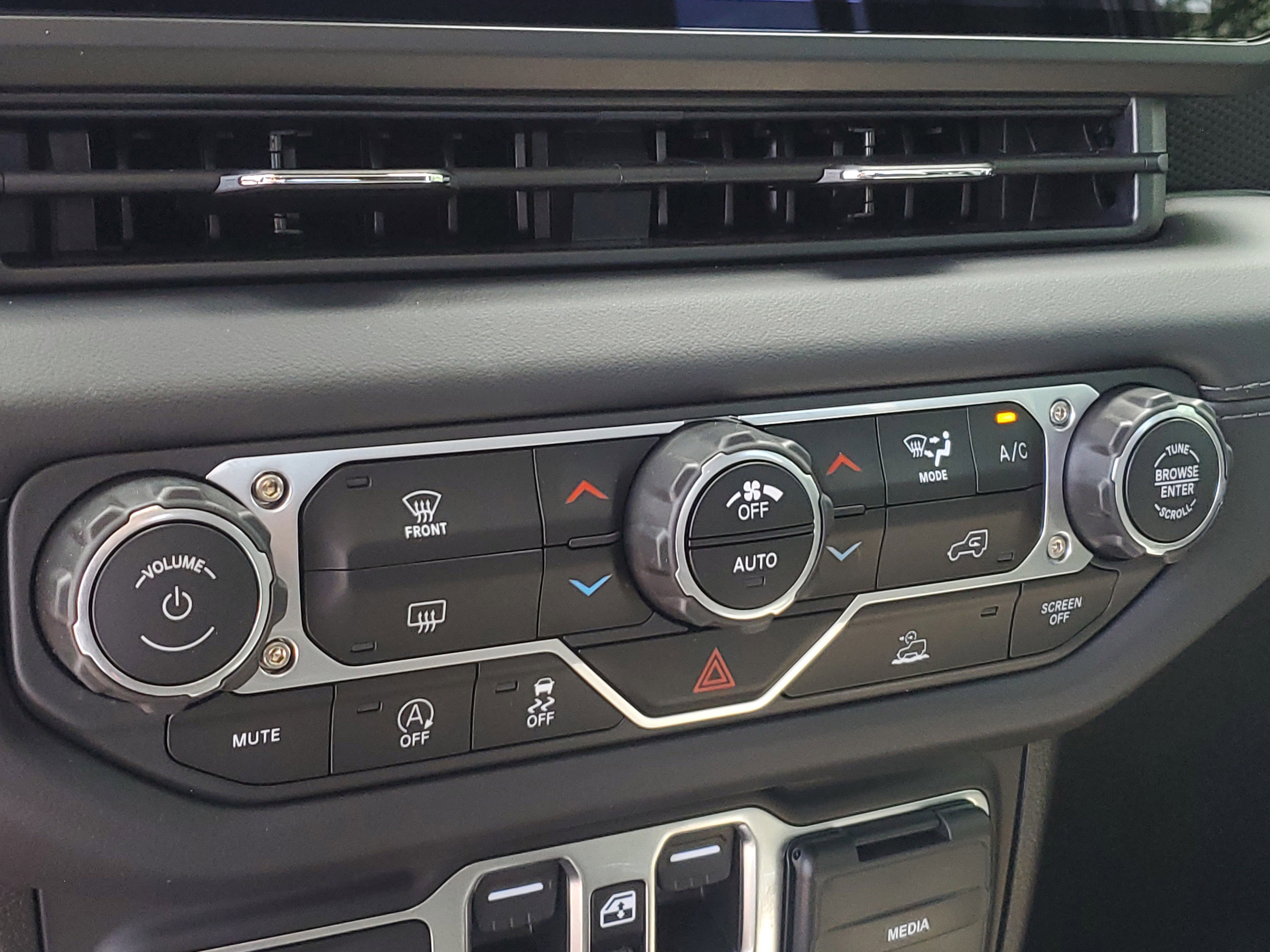 Used 2025 Jeep Gladiator Mojave AWD/4WD image 10