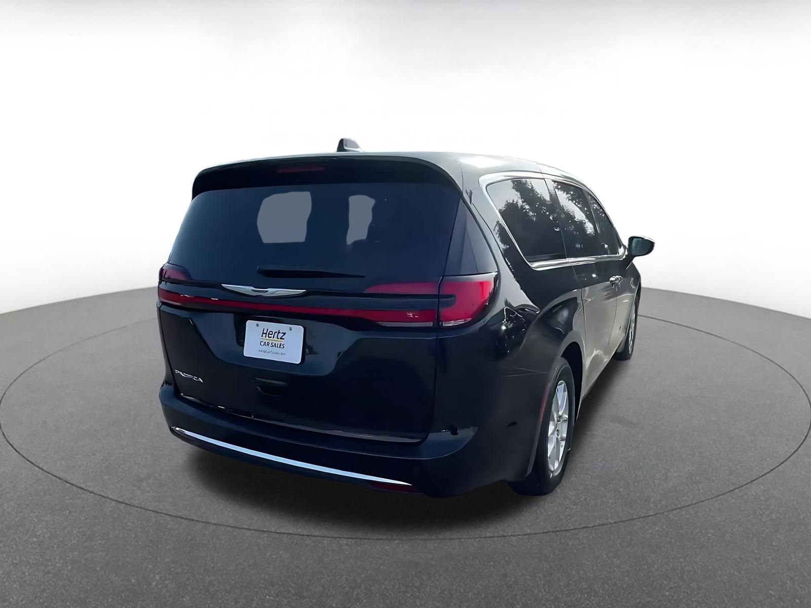 Used 2024 Chrysler Pacifica Touring-L image 14