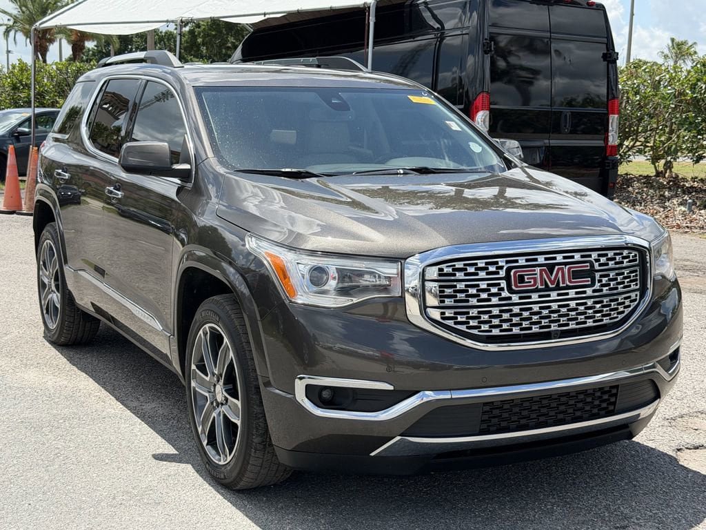 Used 2019 GMC Acadia Denali w/ Technology Package FWD image 2
