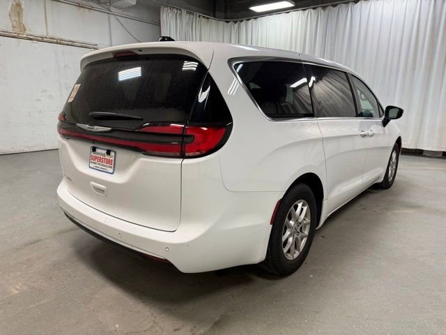 Used 2025 Chrysler Pacifica Select FWD image 6