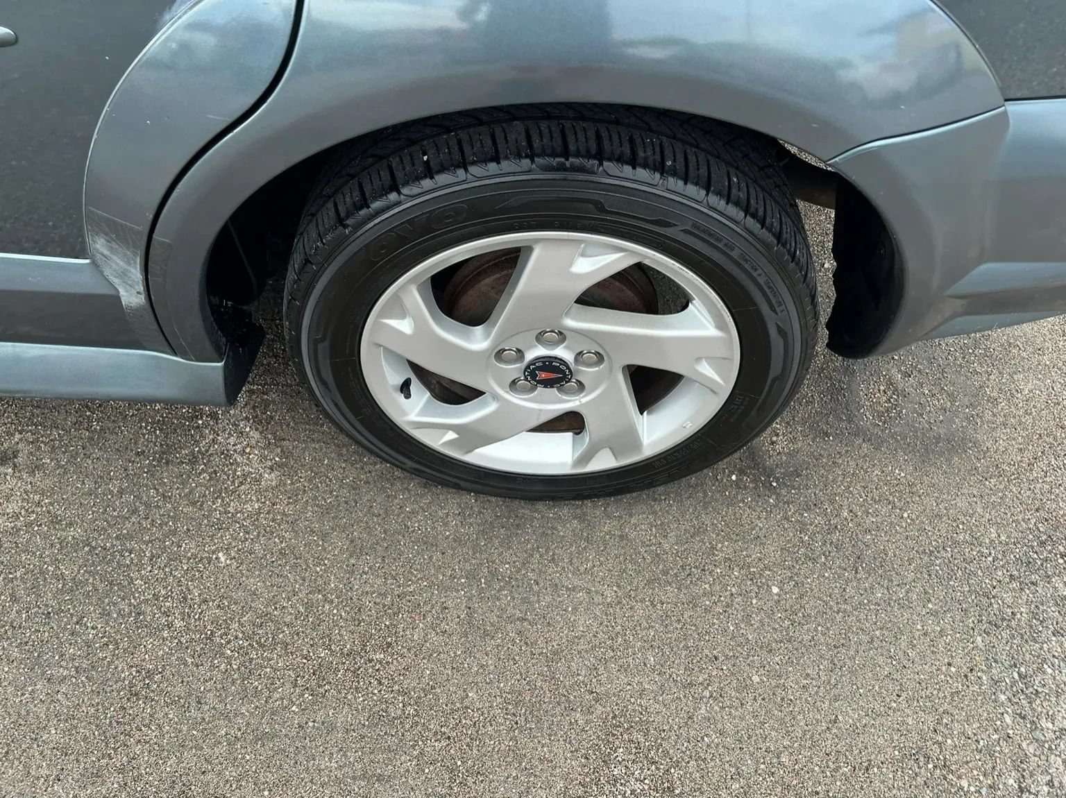 Used 2006 Pontiac Vibe w/ Sport Package FWD image 16