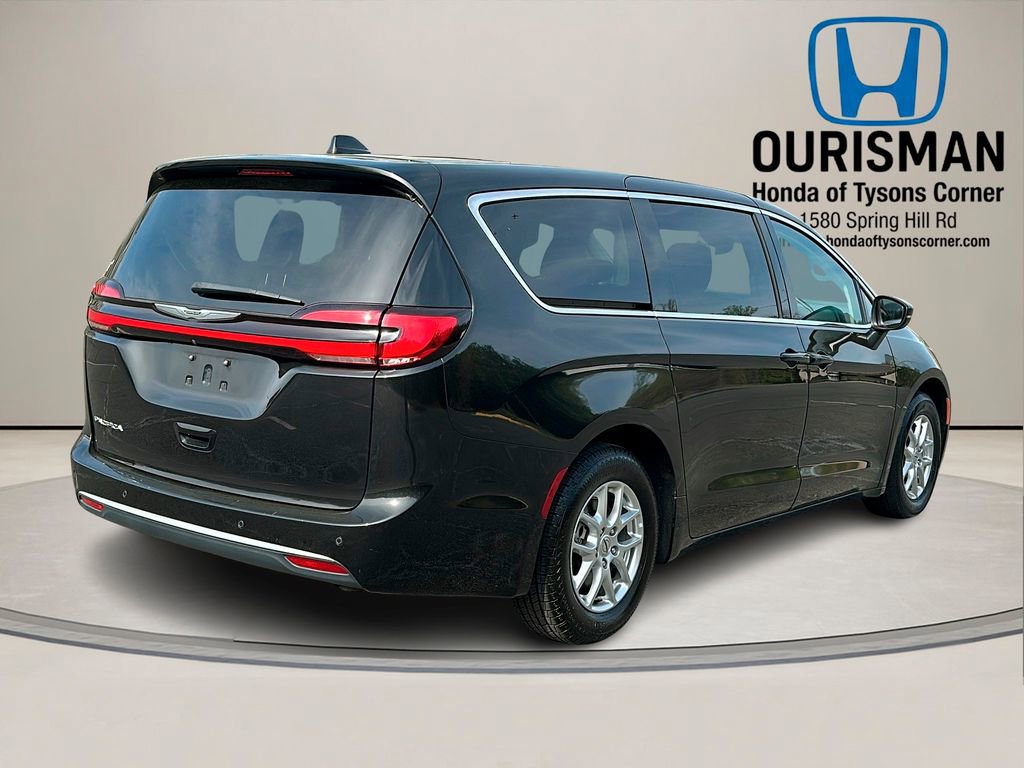 Used 2023 Chrysler Pacifica Touring-L FWD image 4