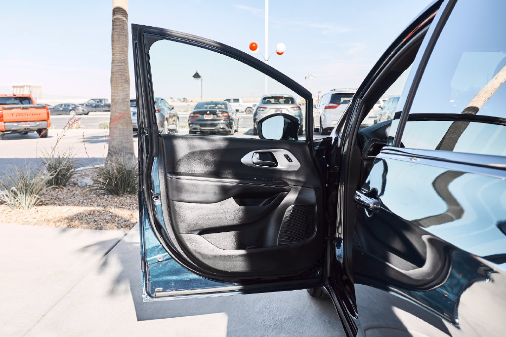 Used 2025 Chrysler Pacifica Limited FWD image 13