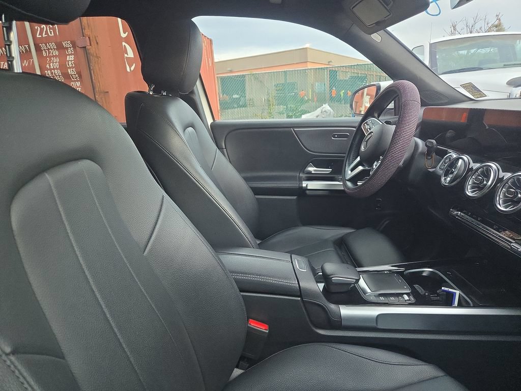 Used 2022 Mercedes-Benz GLB 250 4MATIC image 3