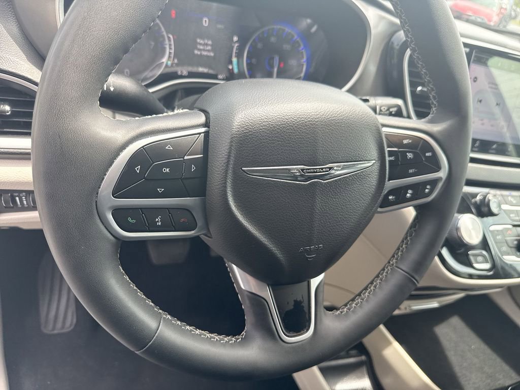 Used 2024 Chrysler Pacifica Touring-L FWD image 14