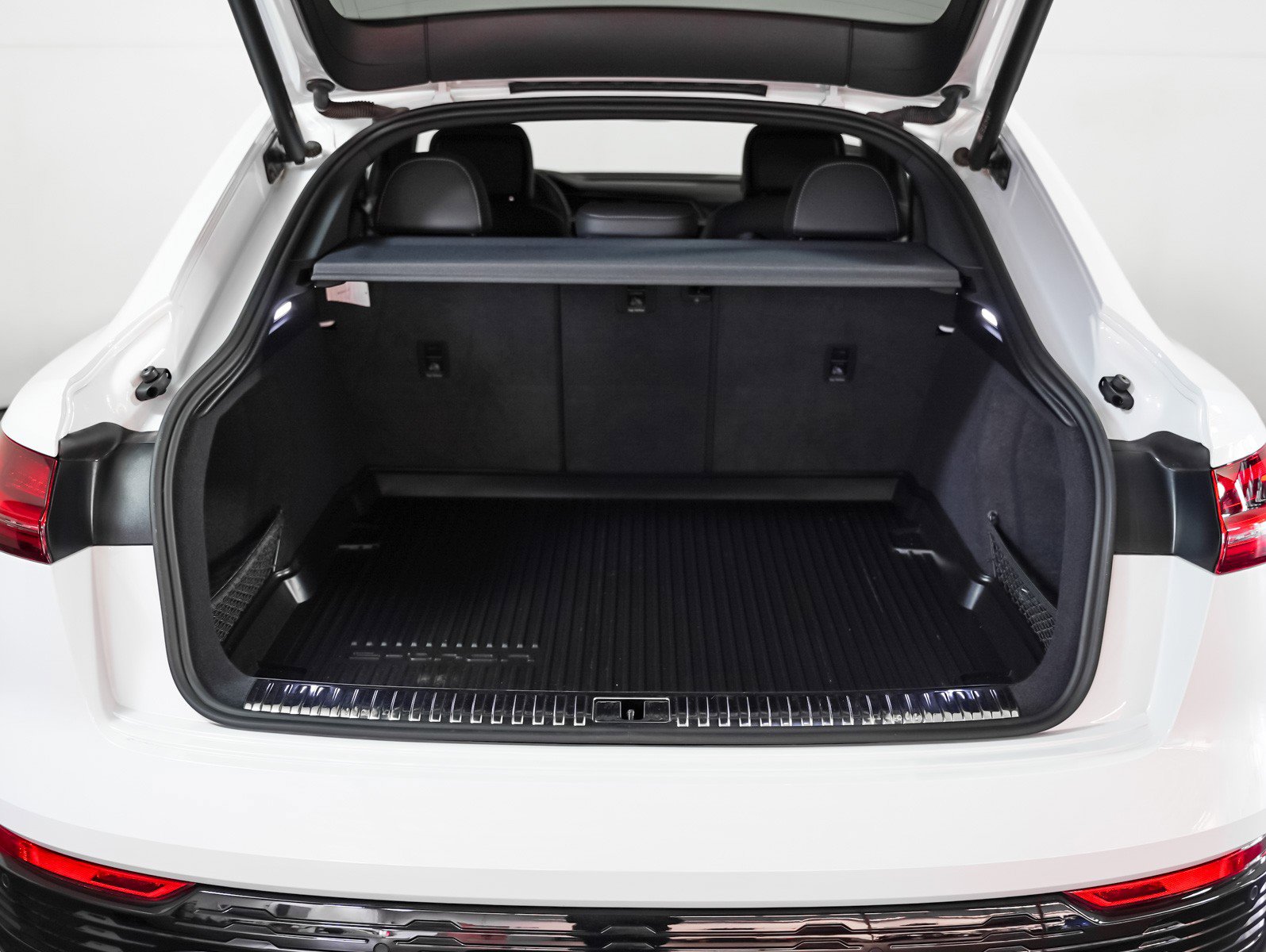 Used 2024 Audi Q8 e-tron Premium Plus w/ Premium Plus Package image 11