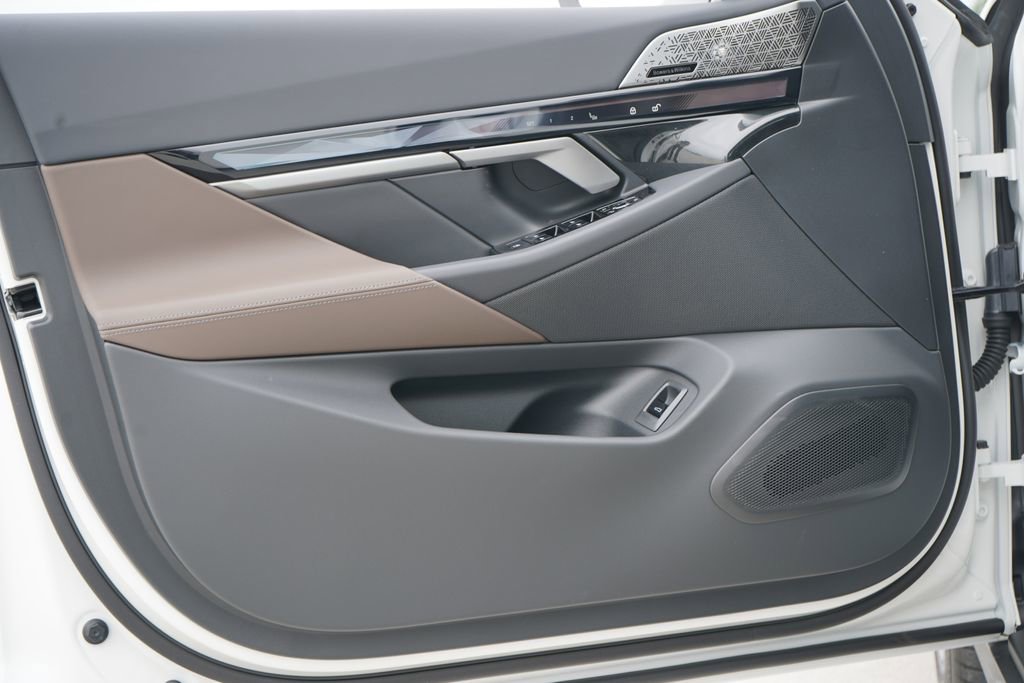 Used 2026 BMW i5 eDrive40 w/ Premium Package image 10