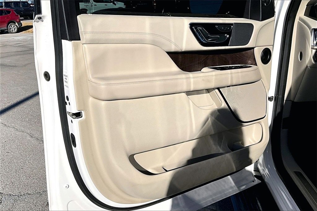 Used 2019 Lincoln Navigator Select image 20