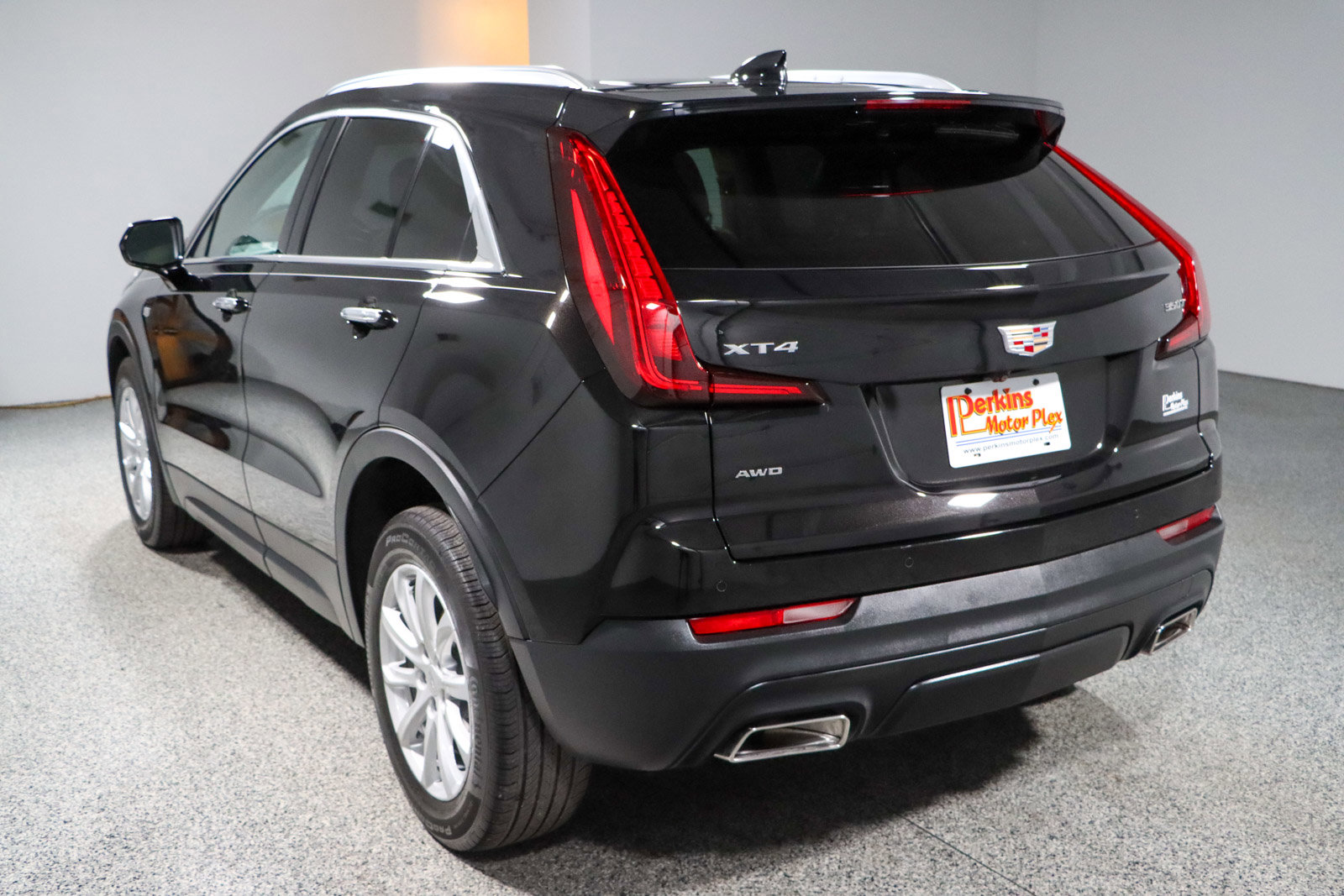 Used 2023 Cadillac XT4 Luxury w/ Cold Weather Package AWD/4WD image 9