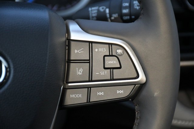 Used 2025 Toyota Highlander XLE image 19