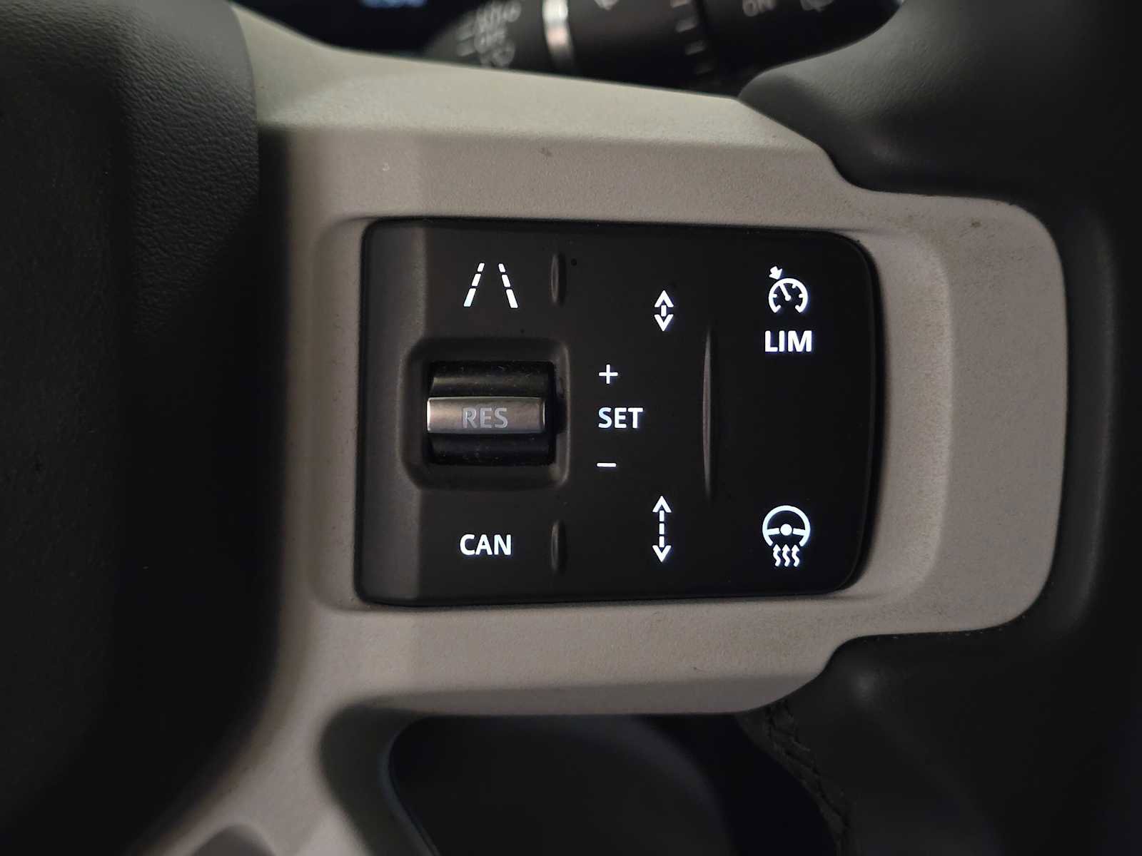 Used 2025 Land Rover Defender 90 X-Dynamic SE image 29