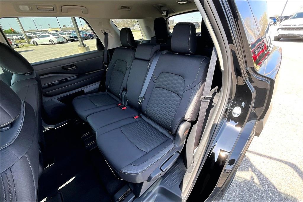 Used 2025 Nissan Pathfinder S image 36