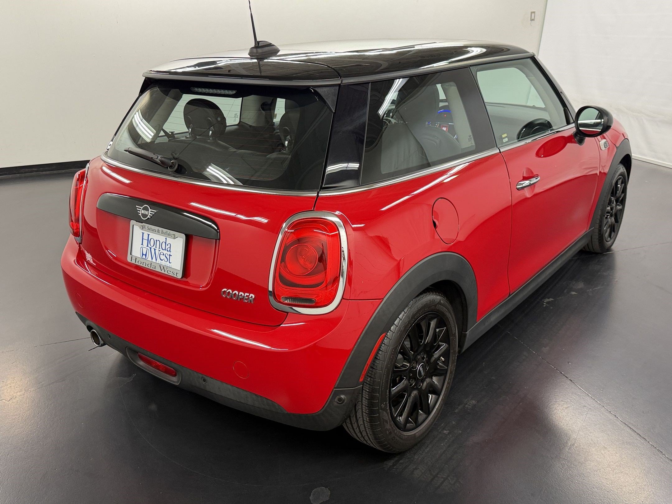 Used 2019 MINI Cooper 2-Door Hardtop w/ Signature Upholstery Package FWD image 9