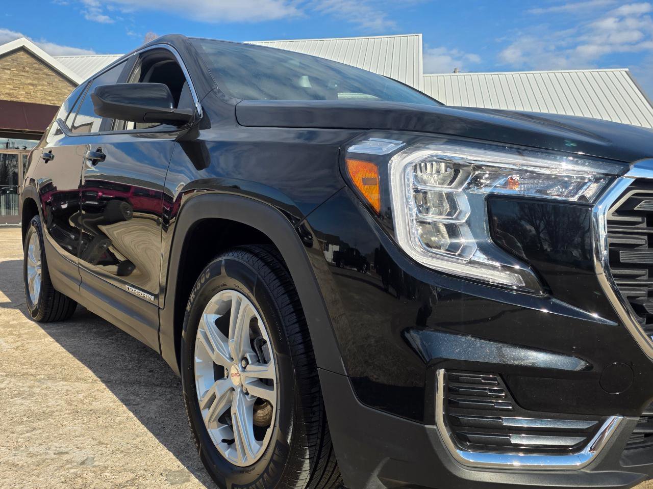 Used 2024 GMC Terrain SLE image 25
