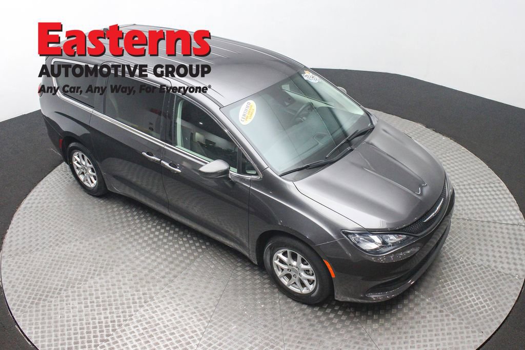 Used 2023 Chrysler Voyager LX image 3
