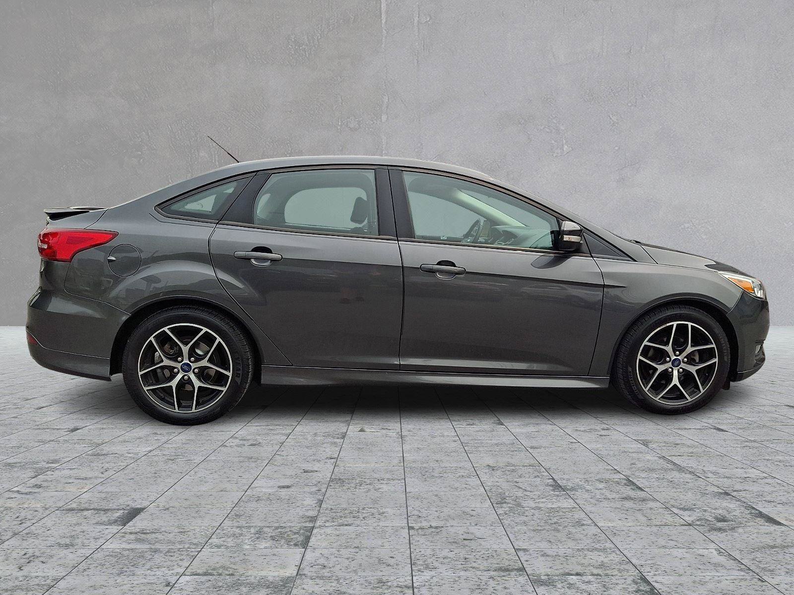 Used 2016 Ford Focus SE w/ SE Sport Package FWD image 7