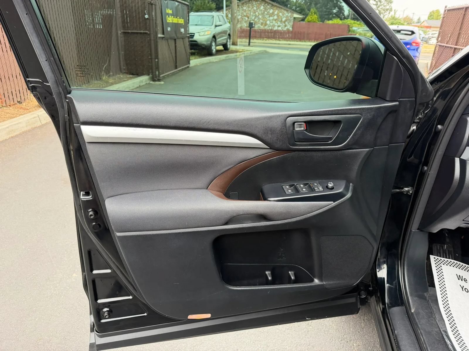 Used 2014 Toyota Highlander LE AWD/4WD image 10