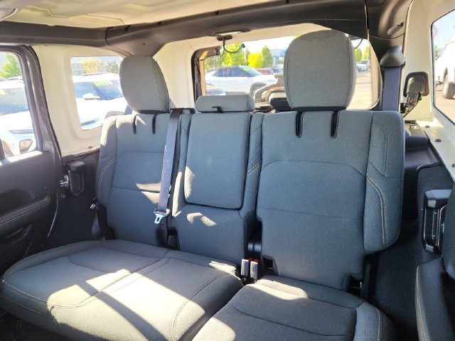 Used 2025 Jeep Wrangler Unlimited Sahara AWD/4WD image 29