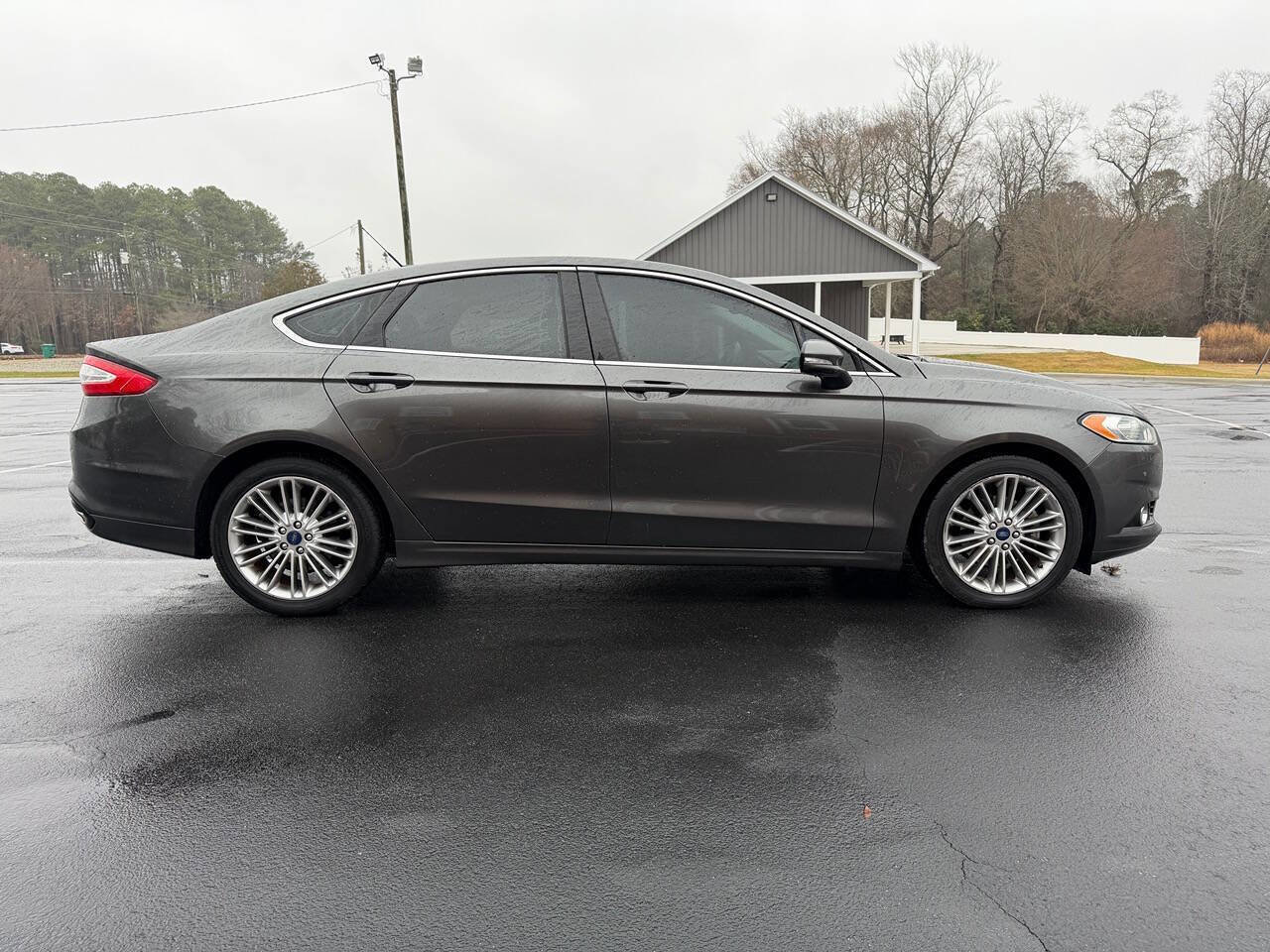 Used 2016 Ford Fusion SE w/ Equipment Group 202A FWD image 10