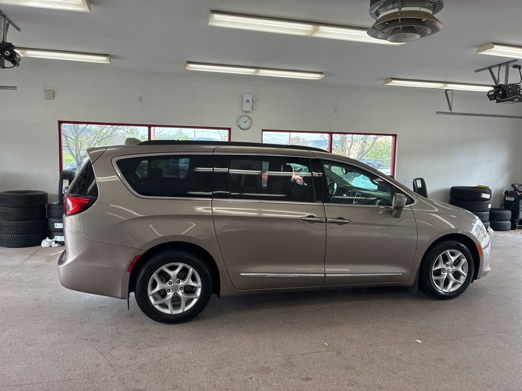 Used 2017 Chrysler Pacifica Touring-L w/ Tire & Wheel Group FWD image 28