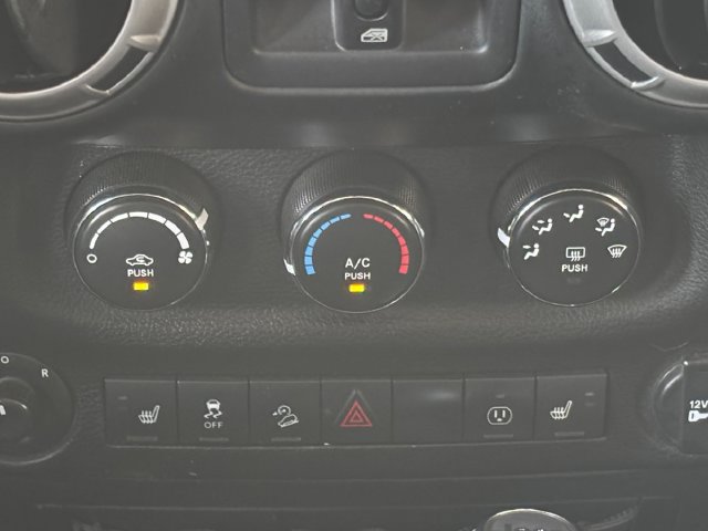 Used 2017 Jeep Wrangler Unlimited Rubicon w/ Cold Weather Group AWD/4WD image 5