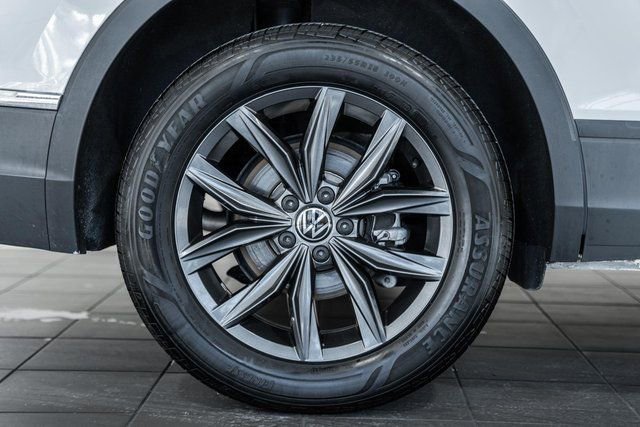 Used 2022 Volkswagen Tiguan SE w/ Panoramic Sunroof Package image 17