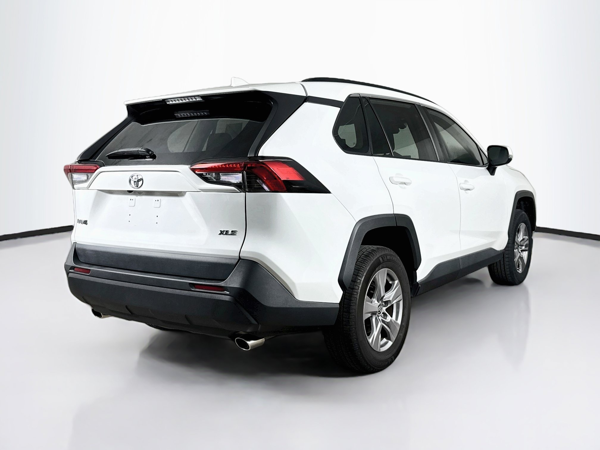 Used 2022 Toyota RAV4 XLE w/ Convenience Package FWD image 32