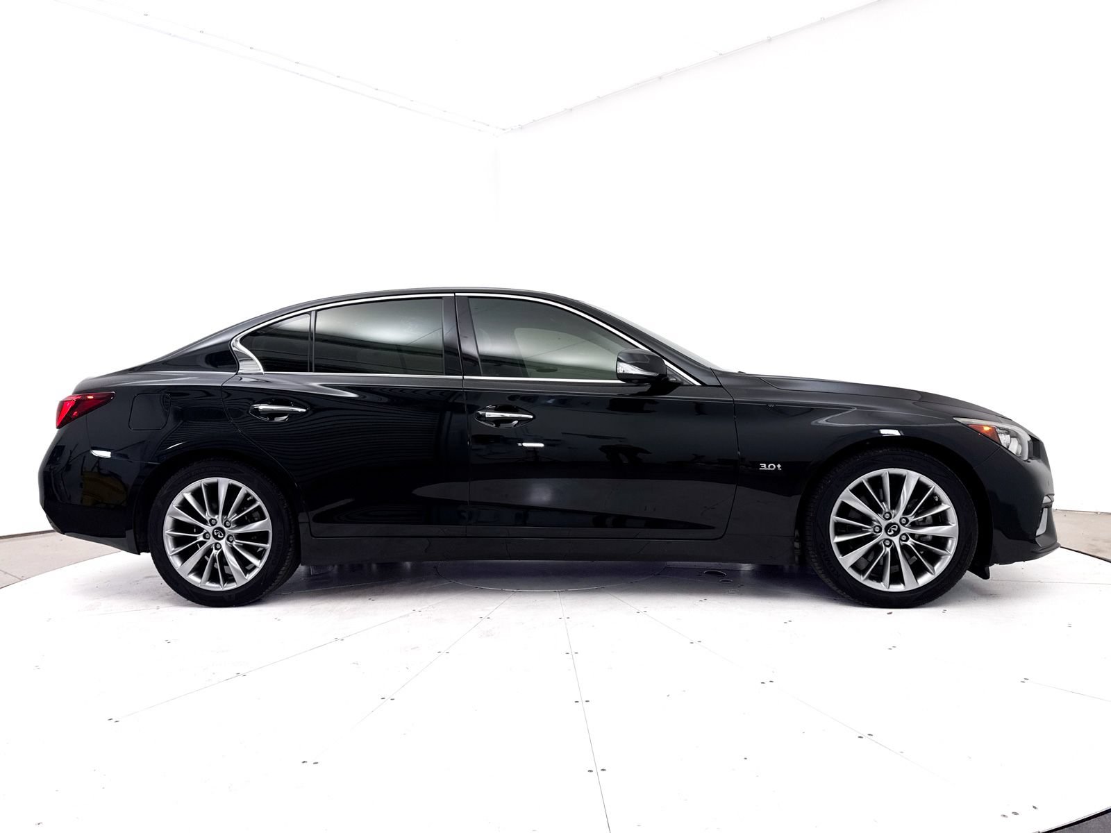 Used 2018 INFINITI Q50 Luxe w/ Essential Package (3.0T Luxe) RWD image 40