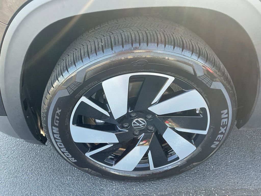 Used 2025 Volkswagen Atlas Cross Sport SEL AWD/4WD image 22