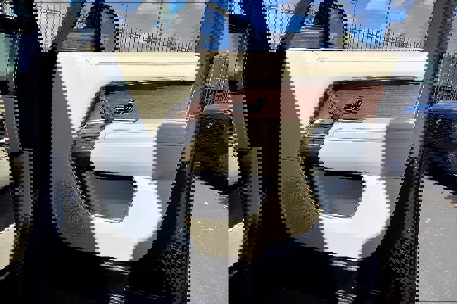 Used 2023 Land Rover Range Rover Long Wheelbase SE image 26