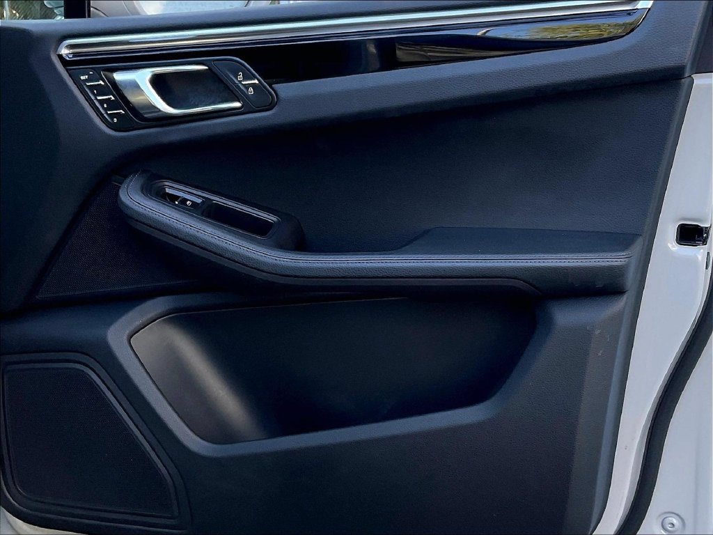 Certified 2023 Porsche Macan AWD/4WD image 27