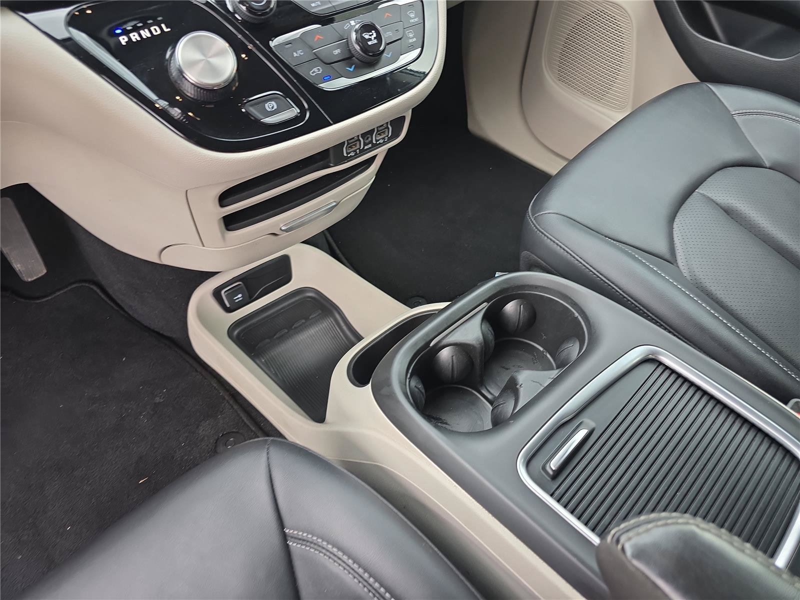 Used 2024 Chrysler Pacifica Touring-L FWD image 27