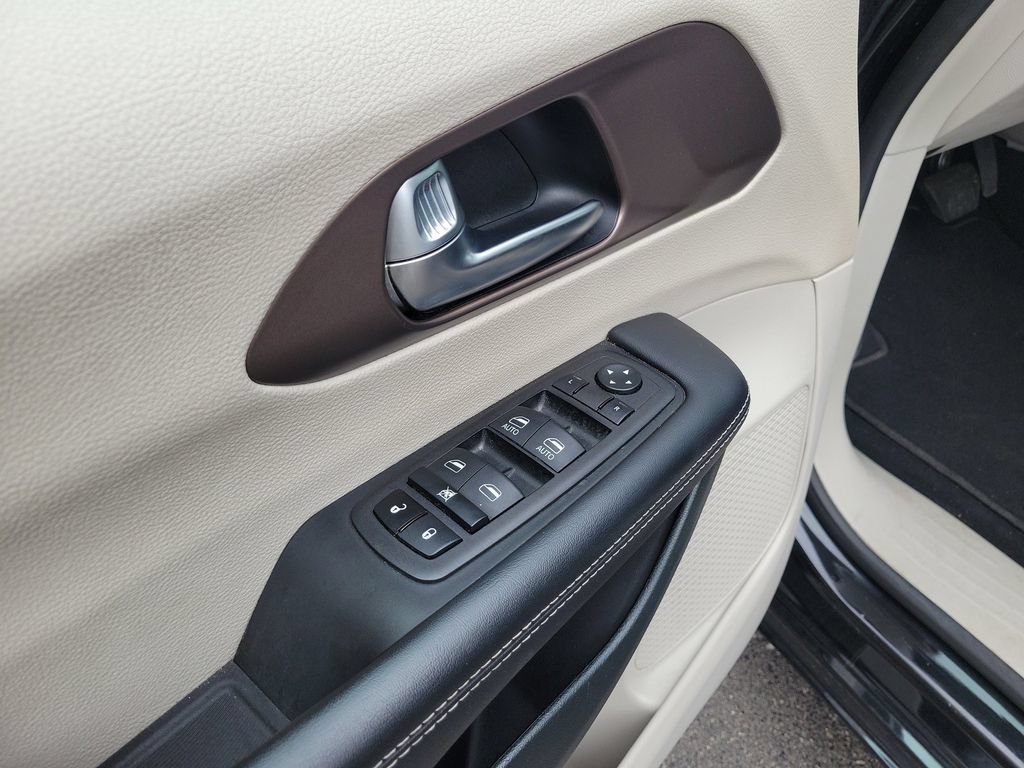 Used 2023 Chrysler Voyager LX FWD image 21